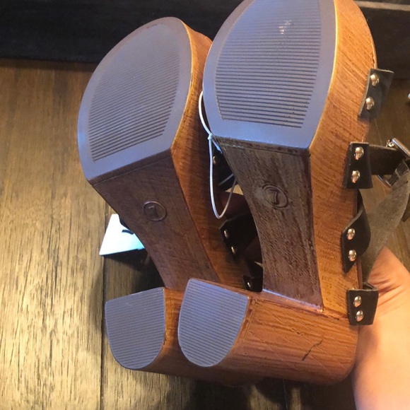 Shoes - Picture 5 of 6